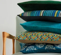 ENSEMBLE ENVELOPPE COUSSIN ARC EN CIEL BLEU PAON