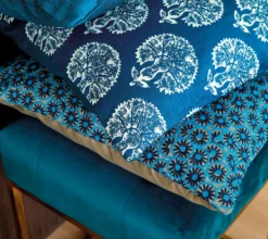 ENSEMBLE ENVELOPPE COUSSIN MARGUERITES BLEU PAON